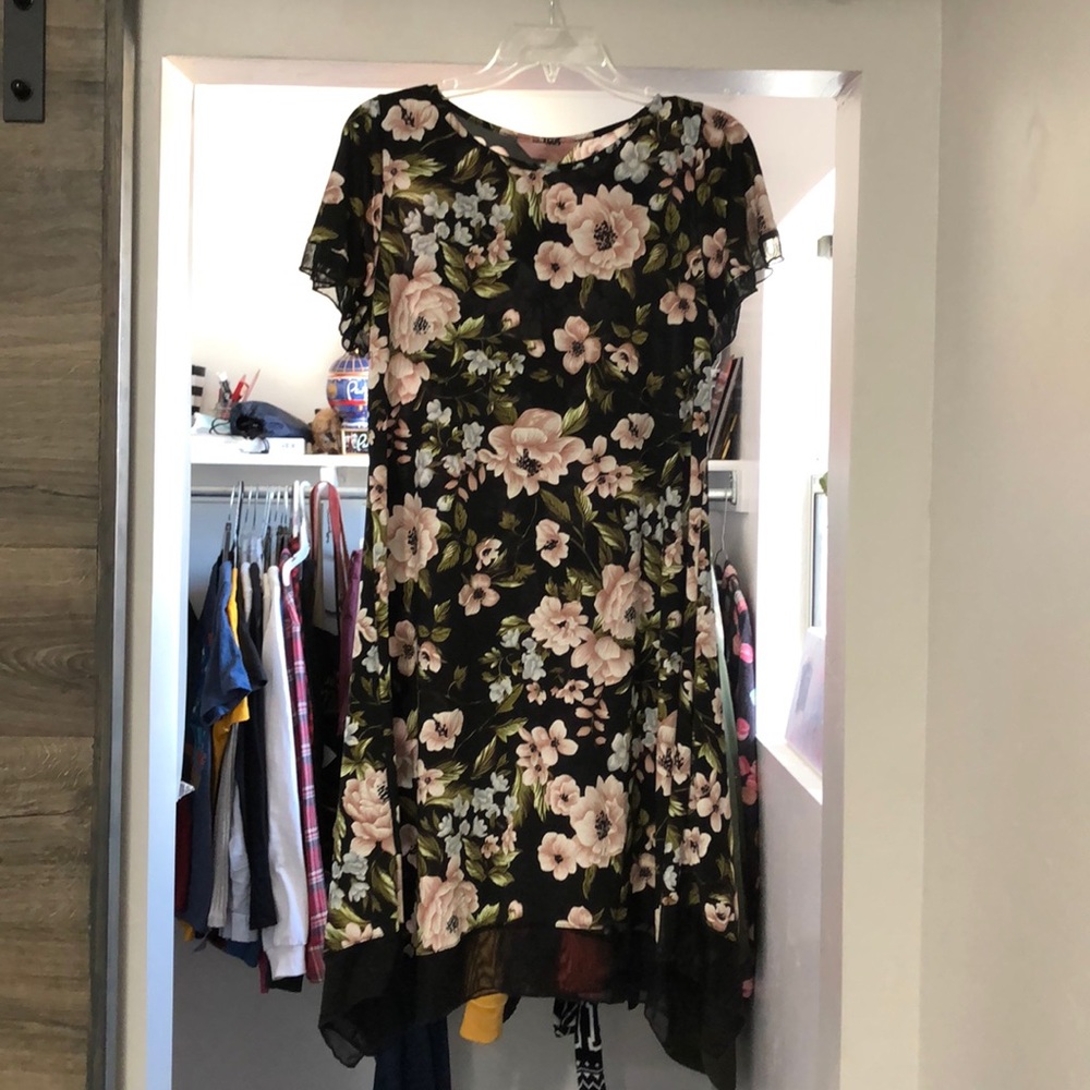 Floral pattern with lace around the Dress